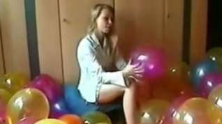 Online film SEXY GIRL BALLOON POPPING part 2