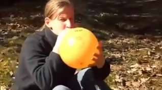 Online film Blowing and sitpopping a 16_ balloon
