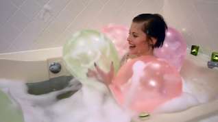Online film Bath with balloon, pop!