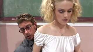 Online film Scoolgirl's sex lesson in the classroom