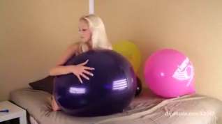 Online film Blond girl bounce some big balloons