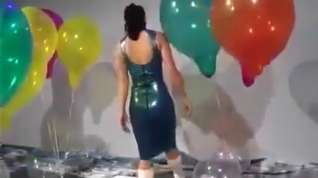 Online film Sexy Girl In Latex Dress Blows to Pop Some Big Balloons