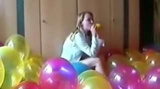 Online film SEXY GIRL BALLOON POPPING part 1