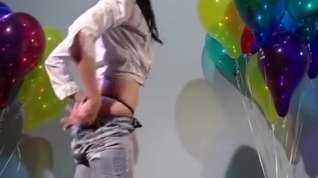 Online film Sit to pop large balloon