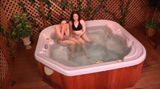 Online film 2 Guys and NOT their sisters in the jacuzzi