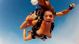 Online film BADASS, Members Exclusive: Skydiving