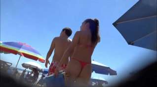 Online film Tremendous young girl with a small bikini thong !