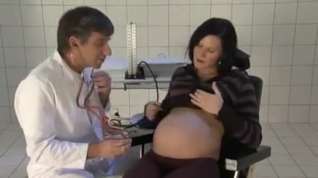 Online film Brunette enceinte baisee par son gyneco.