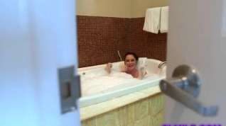 Online film Supple sexy brunette in the soapy bath