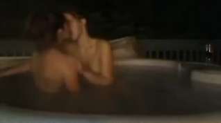 Online film Lesbians get it on in the hottub