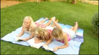 Online film 3 pretty blonde girls frolicking on the grass