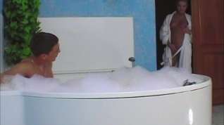 Online film Whore throats in bathtub