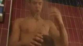 Online film Solo gay stud jerks off in the shower