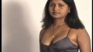 Online film Indian Aunty Showing Off Her Tits