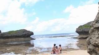 Online film Naughty Rei Aoki Has A Wild Threesome At The Beach