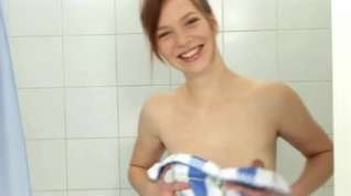Online film Redhead Cutie Plays In Shower