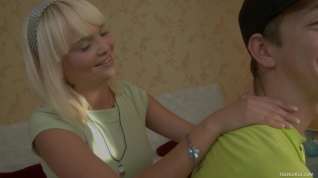 Online film Clever Stud Cons A Stupid Blond For A Massage And A Root