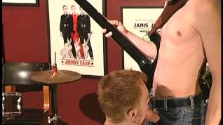 Online film RaunchyTwinks Video: Horny rocker blows his bandmantes