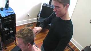 Online film RaunchyTwinks Video: Naughty hairdresser gets blown