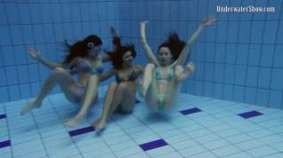 Online film UnderwaterShow Video: 3 girls in the pool