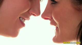 Online film WeLiveTogether - Sensual lickers