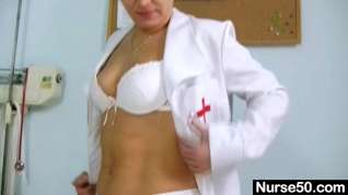 Online film Sexy Milf in nurse uniform stretching hairy pussy