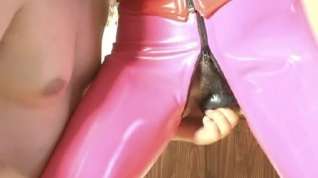 Online film Latex minx enjoys getting her fanny fucked with dildo