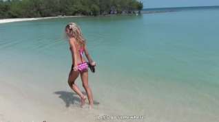 Online film Curly babe at the beach