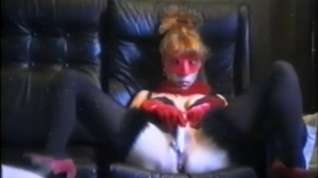 Online film Ingrid, with red mask - plays with sextoy