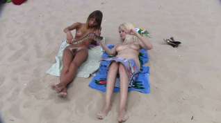 Online film They love sunbathing exposed on the wild beach