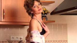 Online film Granny Hannah with tiny whoppers acquires herself off in kitchen