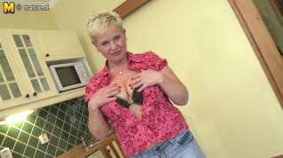 Online film Housewife mamma playing with her muff
