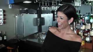 Online film Hawt Mommy has sex in the Bar