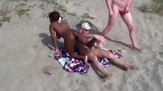 Online film Black teen in interracial threesome at the beach
