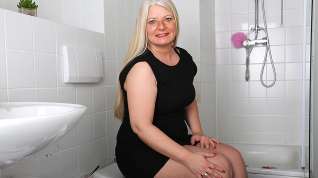 Online film Naughty German Housewife Playing In Her Bathroom - MatureNL